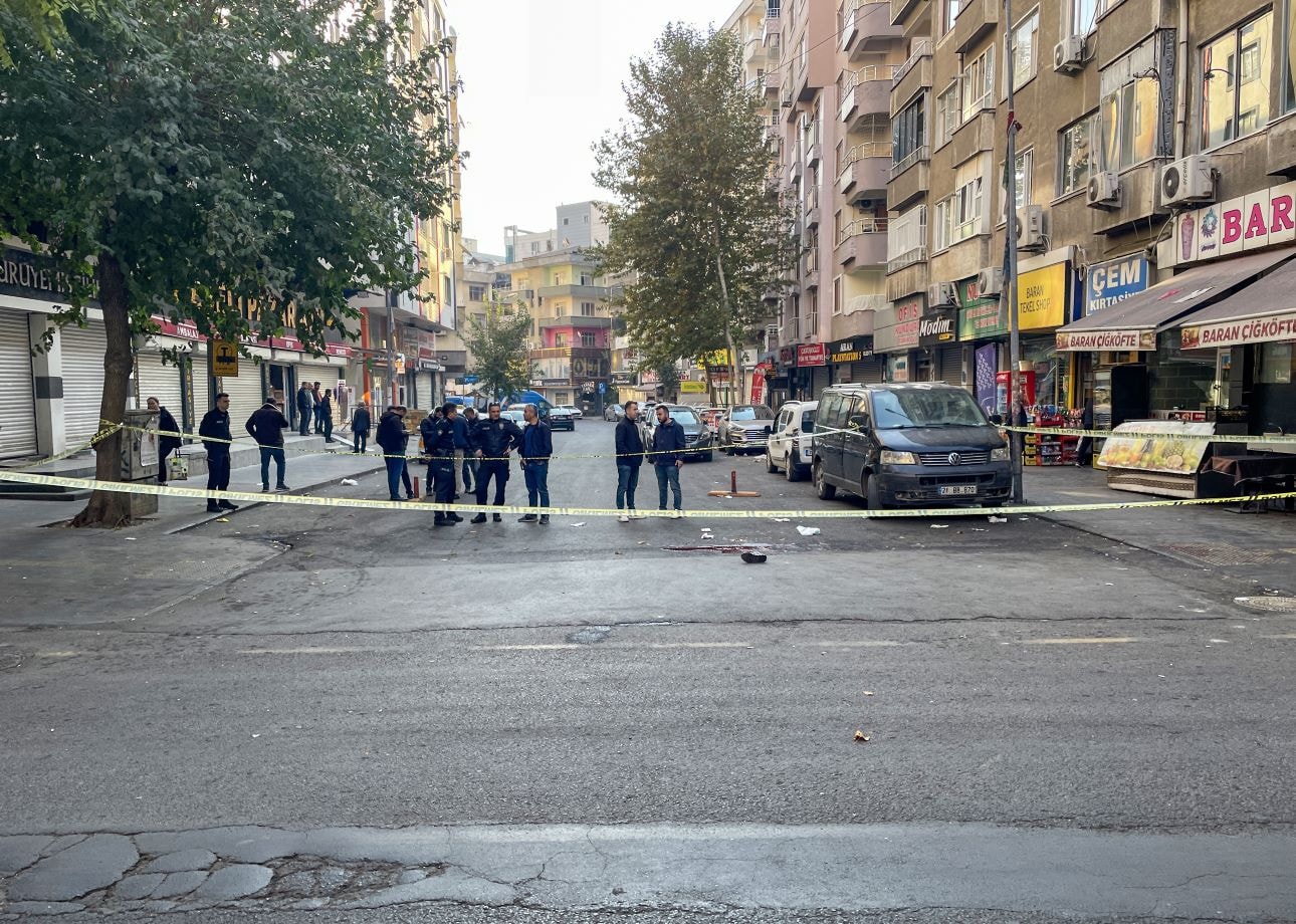 Sokakta satırlı dehşet: Esnafa saldırdı 4 kişiyi yaraladı