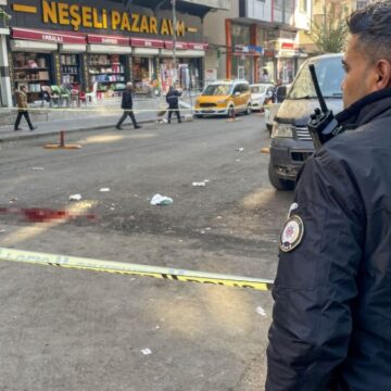 Sokakta satırlı dehşet: Esnafa saldırdı 4 kişiyi yaraladı