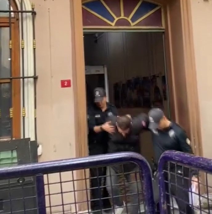 Tartıştığı sürücünün lastiklerini kesti