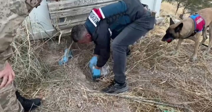 Toprağa gömülü 4 kilo uyuşturucu bulundu
