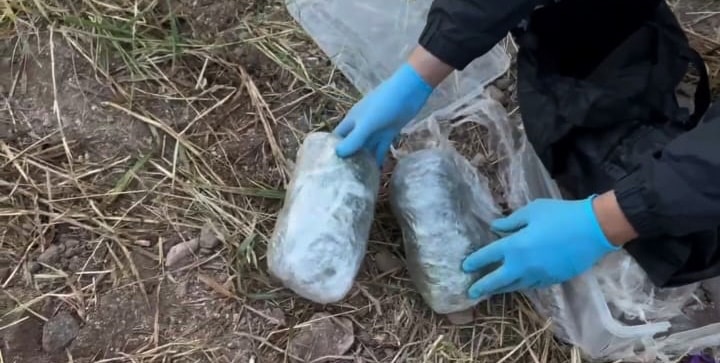 Toprağa gömülü 4 kilo uyuşturucu bulundu