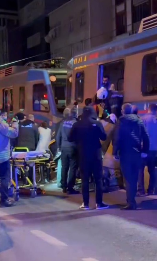 Tramvayın altında kalan motosikletli kurtarıldı