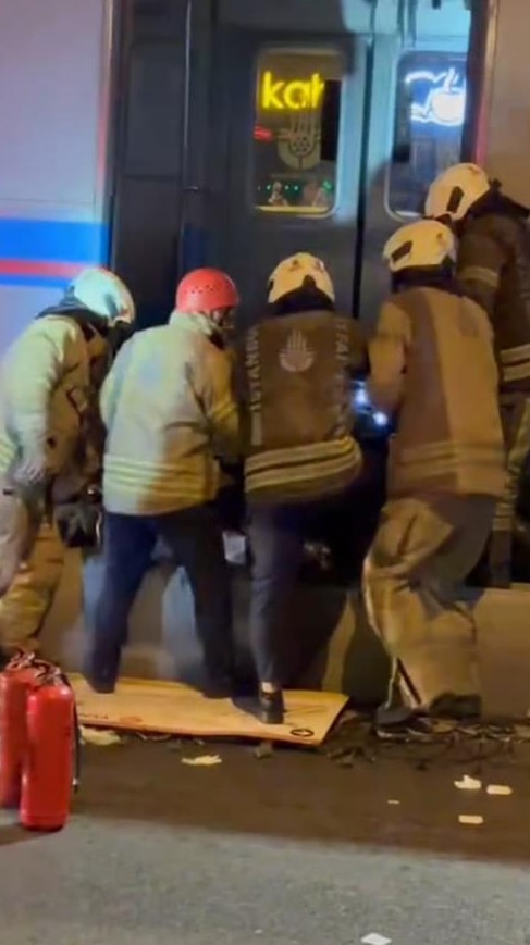 Tramvayın altında kalan motosikletli kurtarıldı