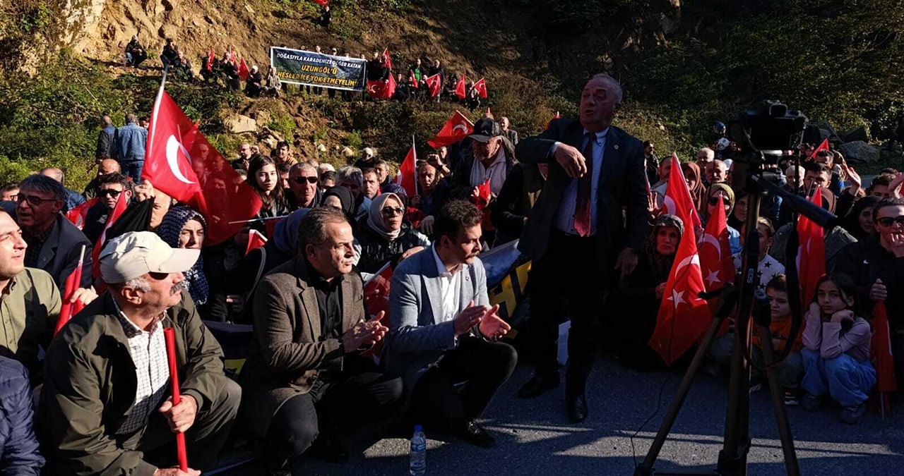 Uzungöl'de halk isyanda! Yolu kapattılar eylem yaptılar