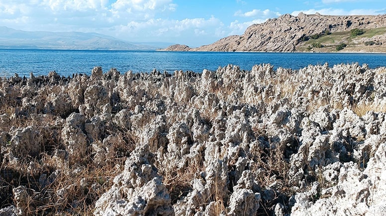Van Gölü'nde sular çekildi, eski yerleşim yerleri gün yüzüne çıktı: Tarihi bilinmiyor