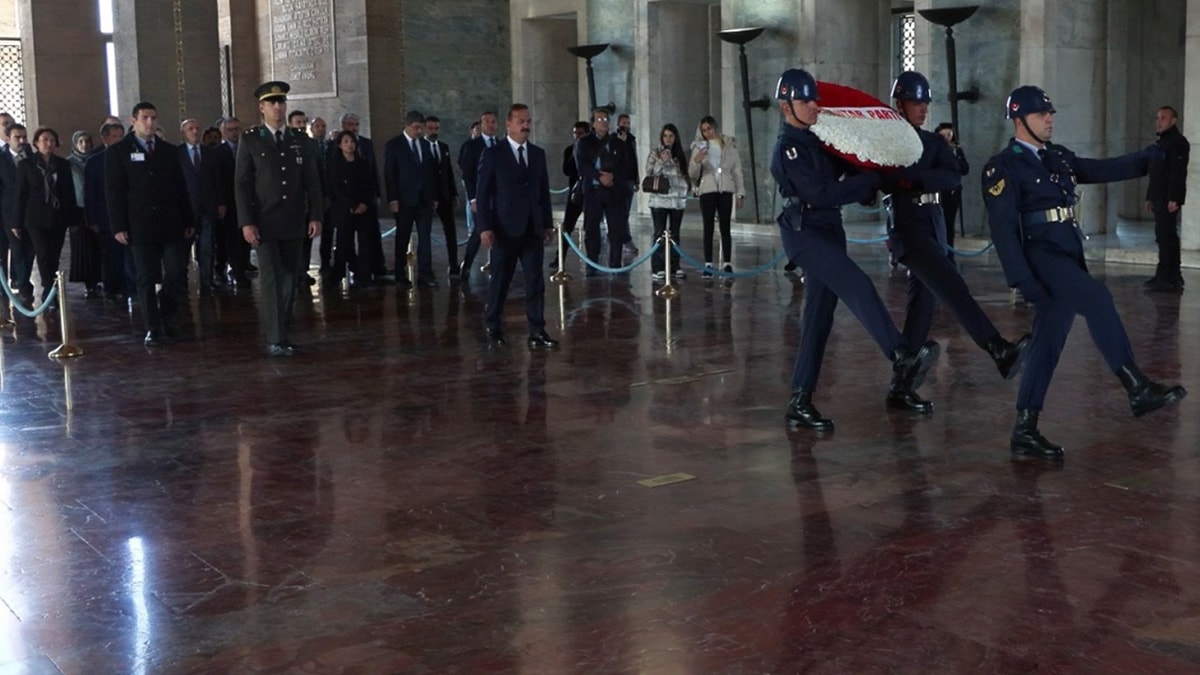 Yeni parti kuran Ağıralioğlu'ndan Anıtkabir defterine dikkat çeken not