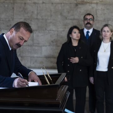 Yeni parti kuran Ağıralioğlu’ndan Anıtkabir defterine dikkat çeken not