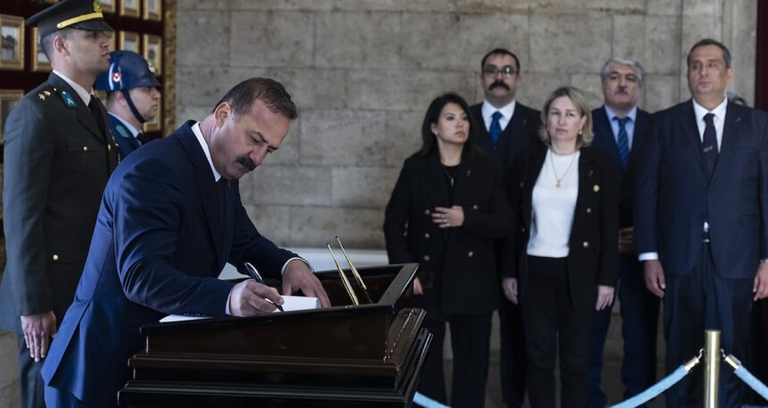 Yeni parti kuran Ağıralioğlu’ndan Anıtkabir defterine dikkat çeken not