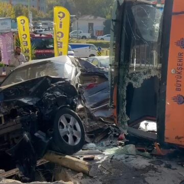 Yol bakım aracı 8 araca çarptı!