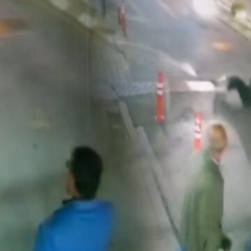Yolun karşısına geçen kadına motokurye çarptı