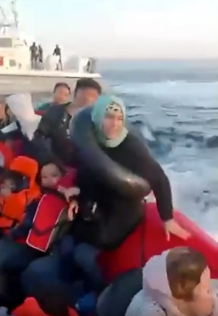 Yunanistan sahil güvenliği Ege Denizi’nde göçmen botunu batırmaya çalıştı