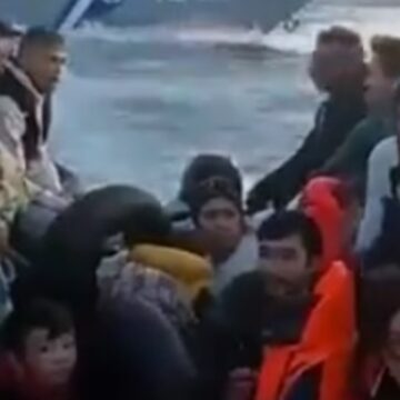 Yunanistan sahil güvenliği Ege Denizi’nde göçmen botunu batırmaya çalıştı