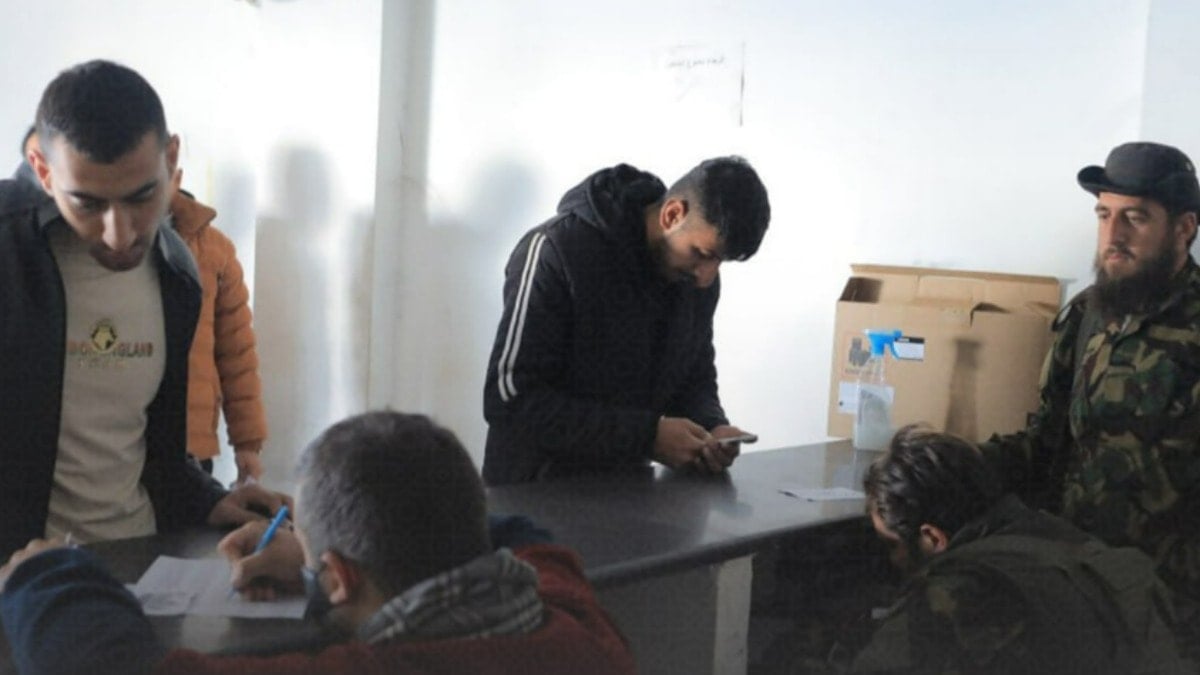 Esad'ın askerleri silah bırakma kuyruğunda