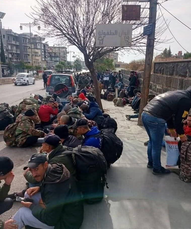 Esad'ın askerleri silah bırakma kuyruğunda