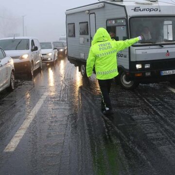 Kar ulaşımı durdurdu! Yol tek yönlü kapatıldı
