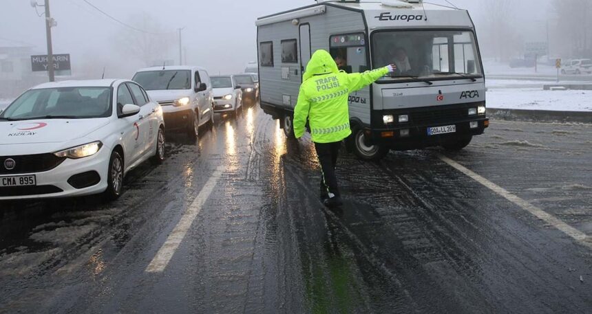 Kar ulaşımı durdurdu! Yol tek yönlü kapatıldı