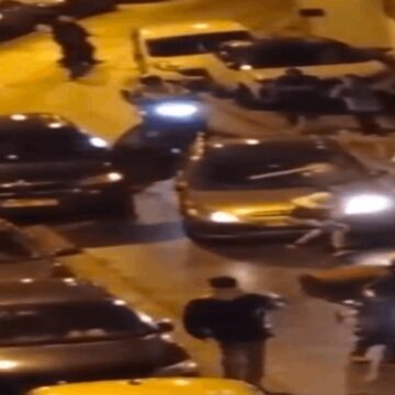 Kaza sonrası dövüldü: Elindeki sopayı sapladı