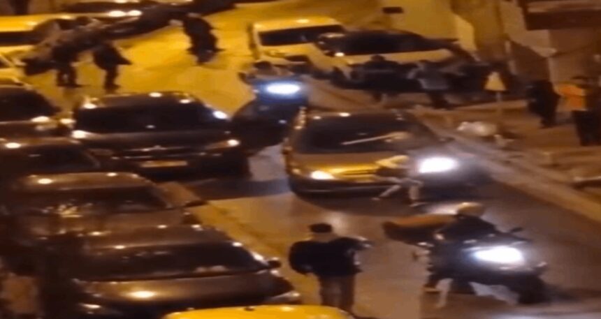 Kaza sonrası dövüldü: Elindeki sopayı sapladı