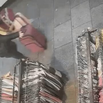 Mağaza önündeki bavulu böyle çaldı: O anlar kamerada