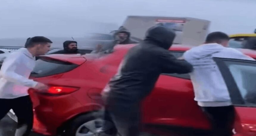 Trafikte tartıştıkları sürücüye saldırdılar
