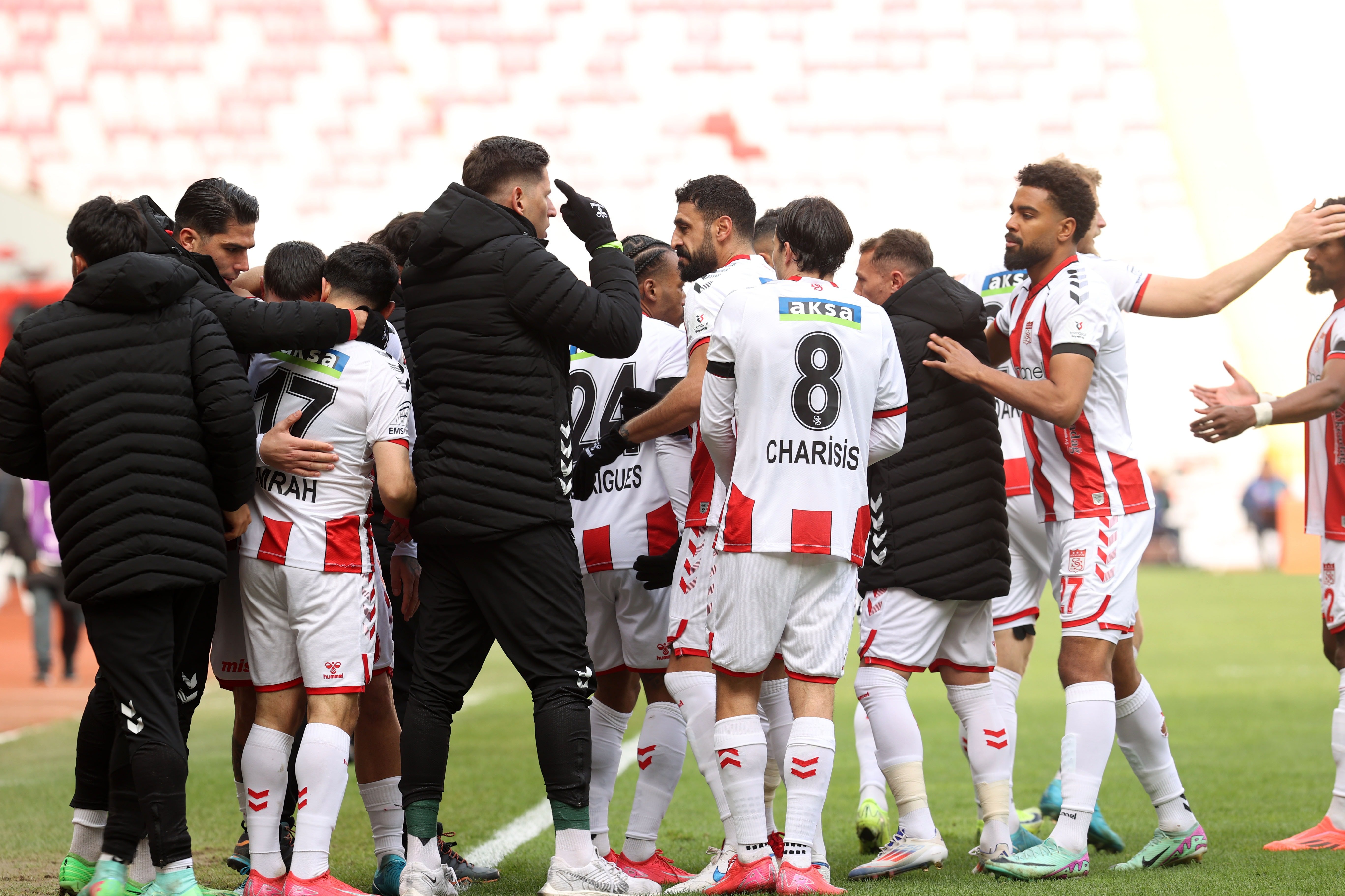 7 gol, 2 kırmızı kart çıkan maçta gülen Sivasspor