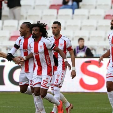 7 gol, 2 kırmızı kart çıkan maçta gülen Sivasspor
