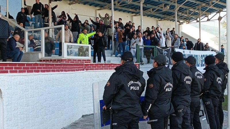 Burdurspor maçında tam 12 kırmızı kart