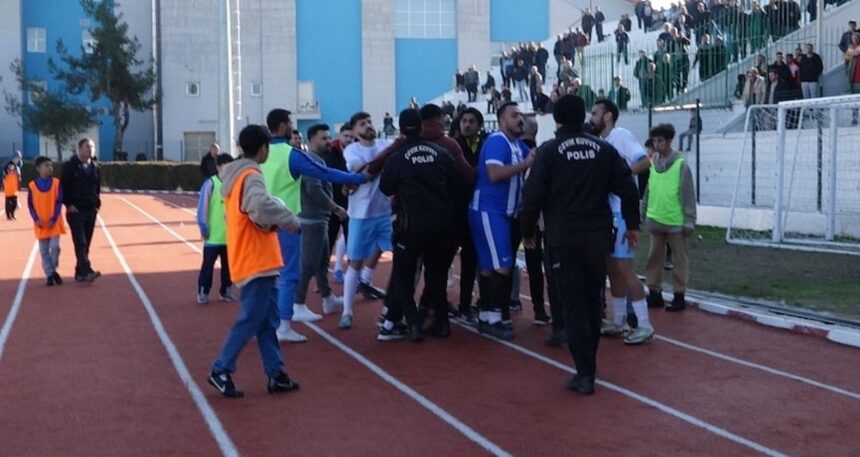 Burdurspor maçında tam 12 kırmızı kart