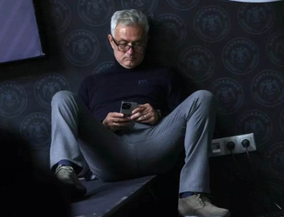 Oturuşu büyük tepki çekti: Mourinho hocam. Olmaz olmaz yani böyle olmaz.