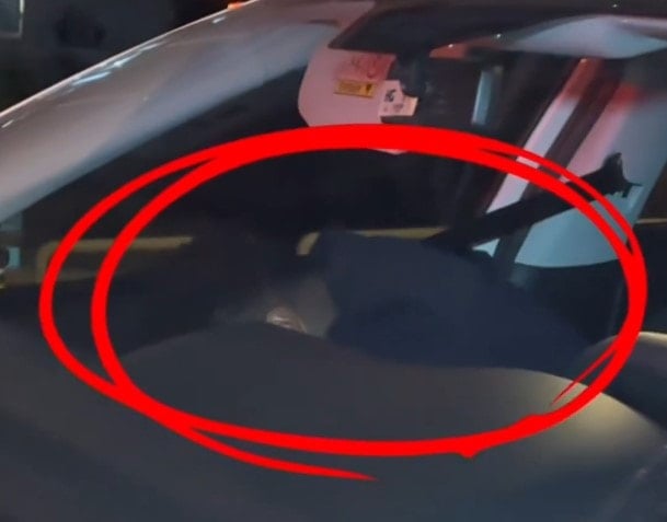 Yıldız isim böyle saklandı! Trafik kontrolünde iki kadınla yakalandı