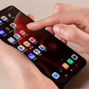 Telefonların ekranlarını izlemişler! O uygulamalar tek tek kaldırıldı