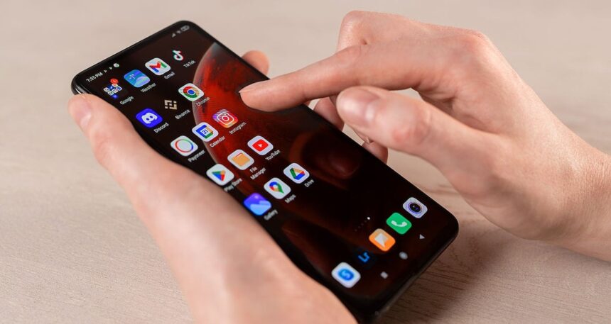 Telefonların ekranlarını izlemişler! O uygulamalar tek tek kaldırıldı