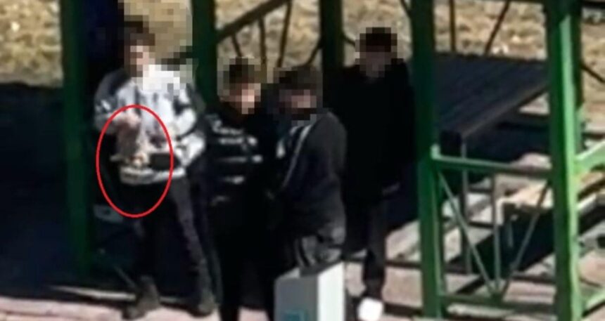 14 yaşındaki çocuk tabancayla dehşet saçtı