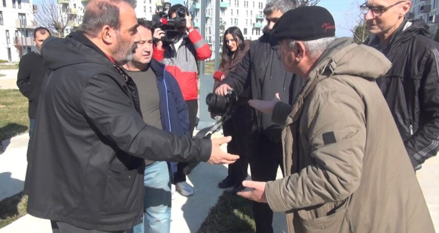 Aidatlara tepki gösteren site sakinleri kavgaya tutuştu