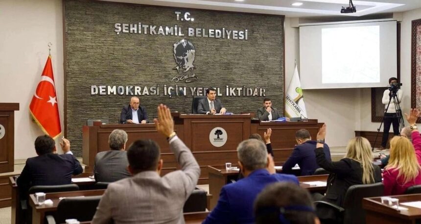 AKP’li meclis üyesinden CHP’li üyeye çirkin sözler: “Kim yalan söylüyorsa çocuğu ölsün, gebersin”