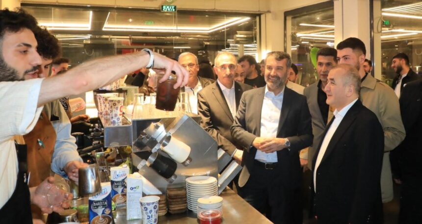 AKP’liler neredeyse vali ve emniyet müdürü orada…. Boykot edilen kahveciye gittiler