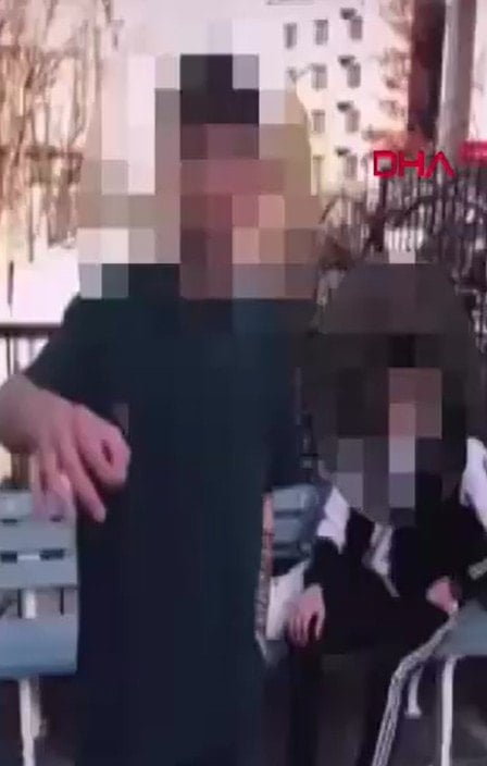 Banka oturtup tekme tokat dövdü, sosyal medyada paylaştı