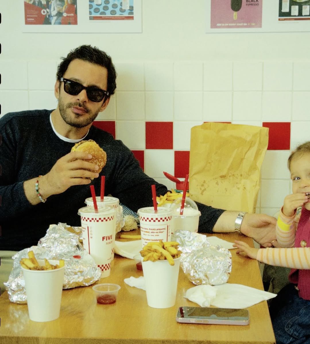 Barış Arduç ve kızı Asya'nın hamburger keyfi