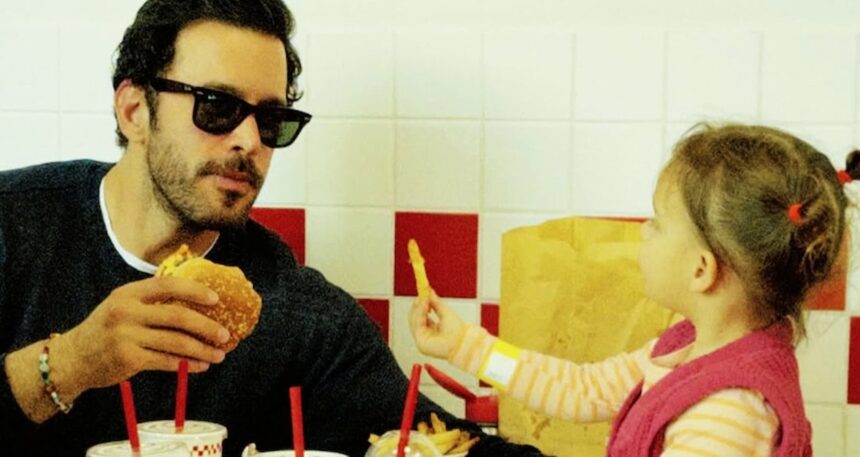 Barış Arduç ve kızı Asya’nın hamburger keyfi
