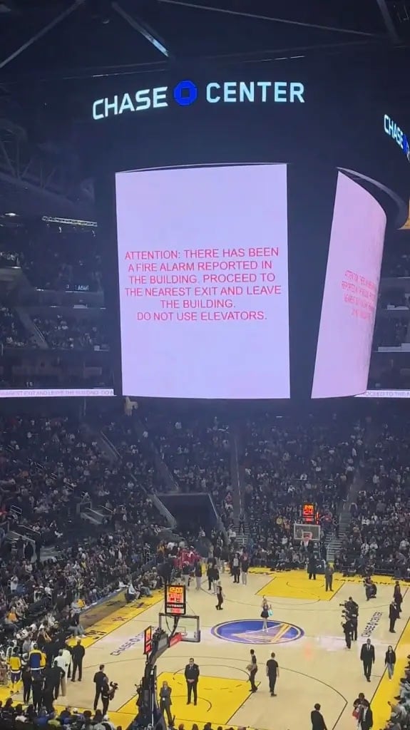 Basket maçında dehşet verici mesaj belirince salon bir anda boşaldı