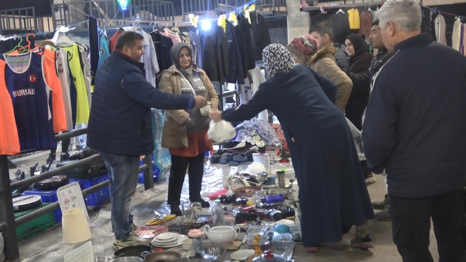 Bayram öncesi ikinci el kıyafet almak için akın ettiler