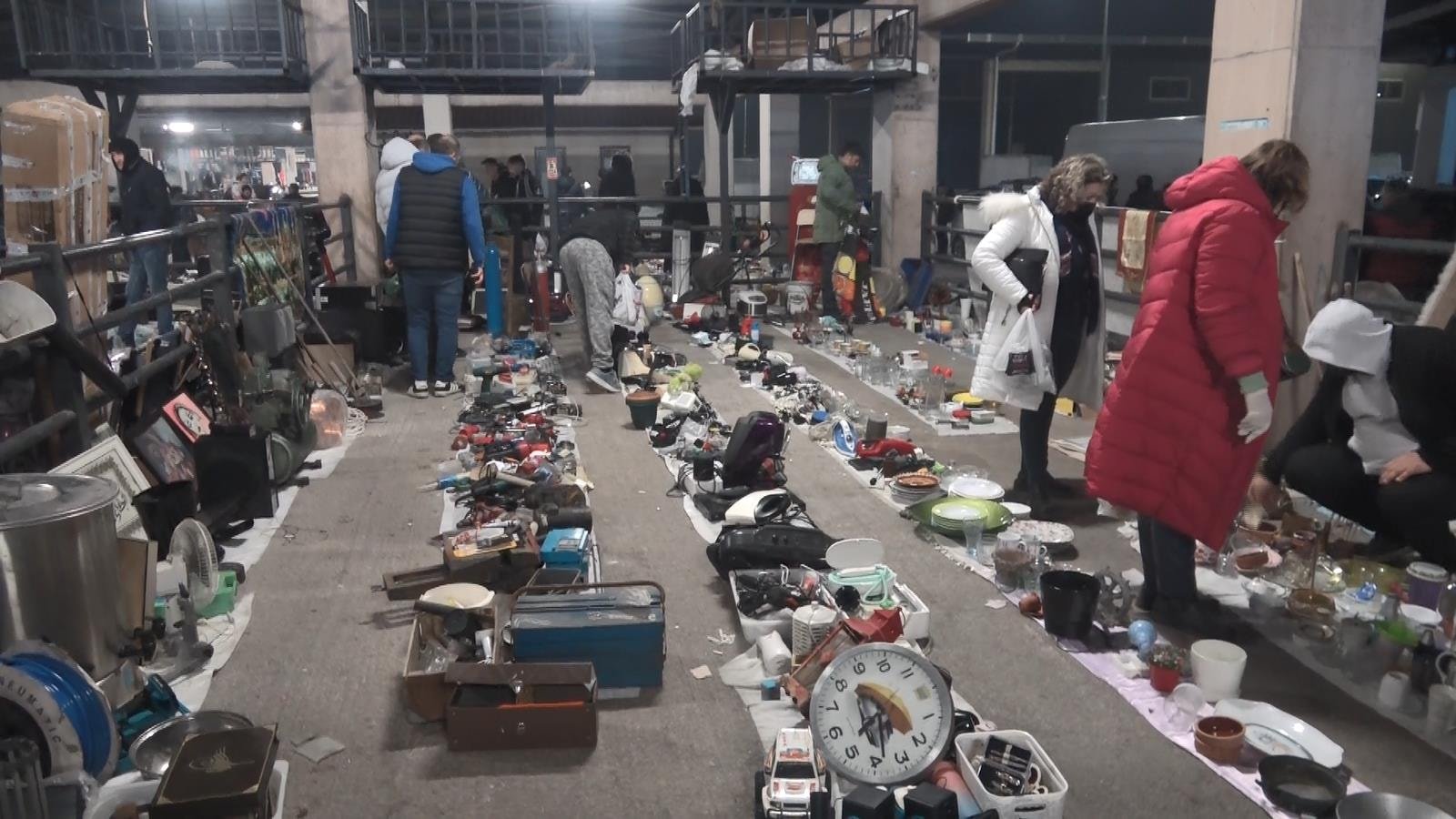 Bayram öncesi ikinci el kıyafet almak için akın ettiler