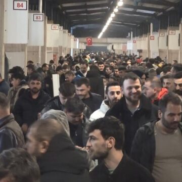 Bayram öncesi ikinci el kıyafet almak için akın ettiler