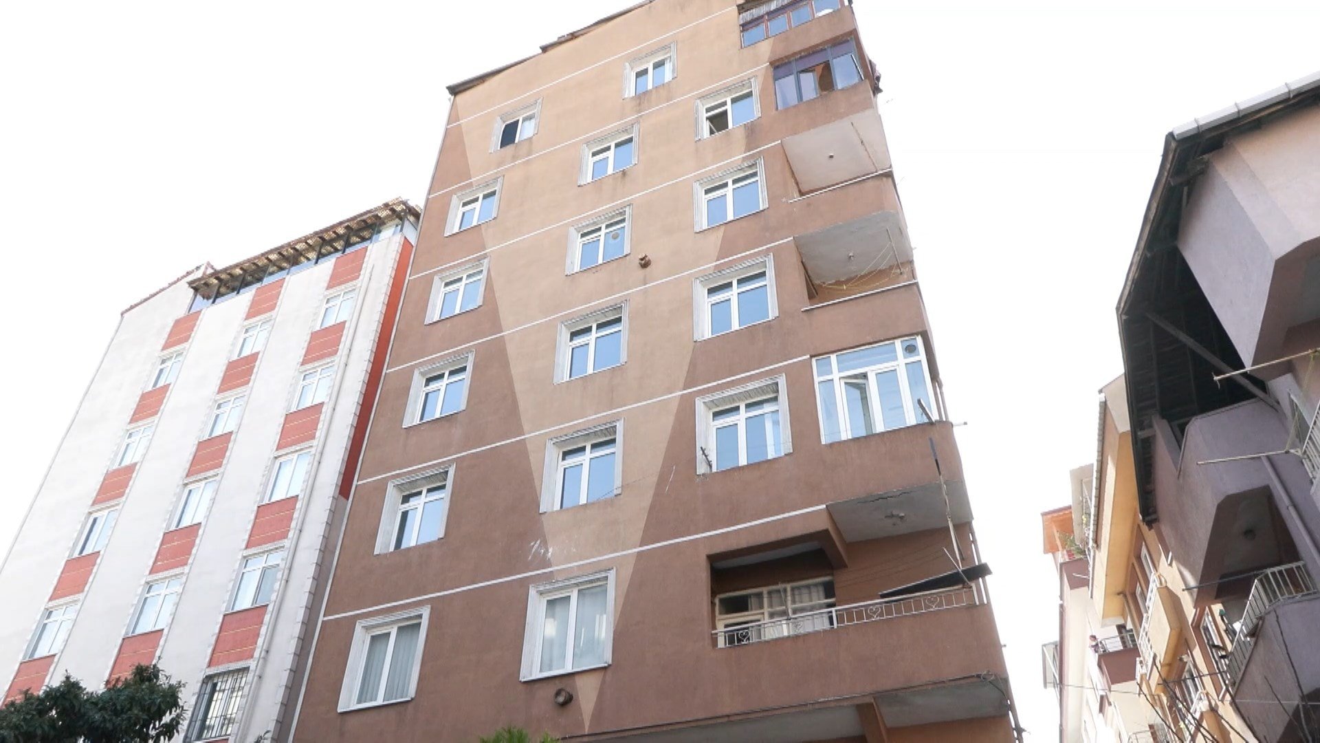 Büyük tehlike açığa çıktı: Küçükçekmece 'de 8 katlı bina mühürlendi!