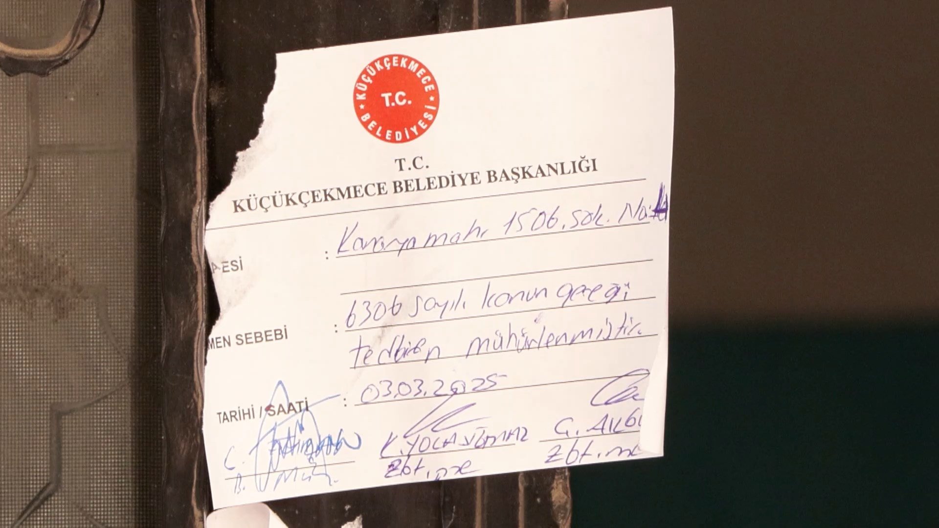 Büyük tehlike açığa çıktı: Küçükçekmece 'de 8 katlı bina mühürlendi!