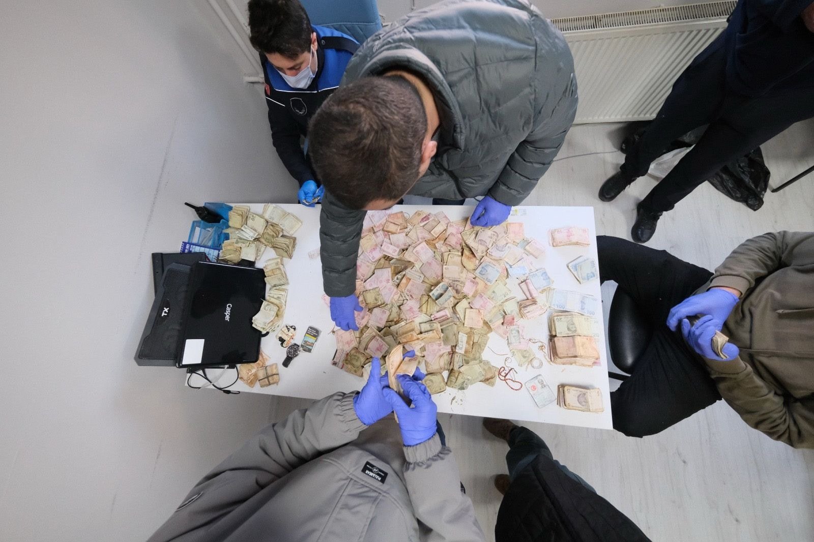Dilencinin üzerinden çıkan para şoke etti! 6 zabıta personeli zor saydı