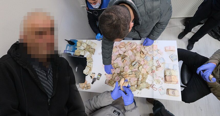Dilencinin üzerinden çıkan para şoke etti! 6 zabıta personeli zor saydı