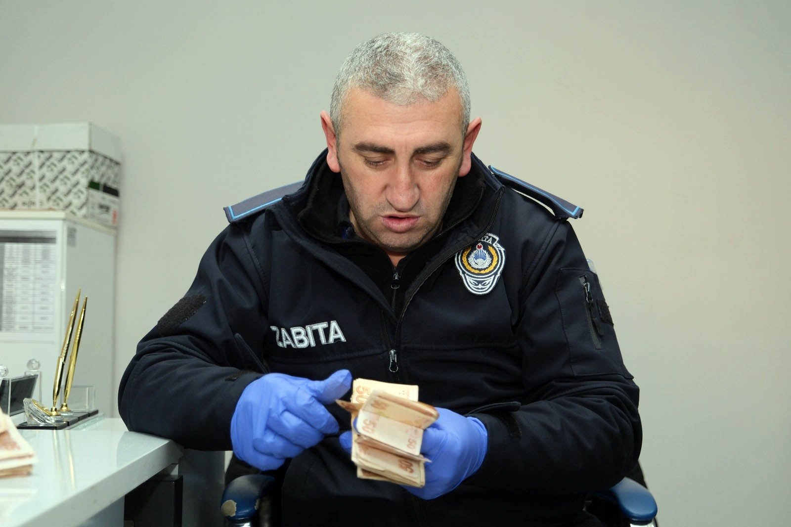Dilencinin üzerinden servet çıktı: Paraları 6 zabıta zor saydı