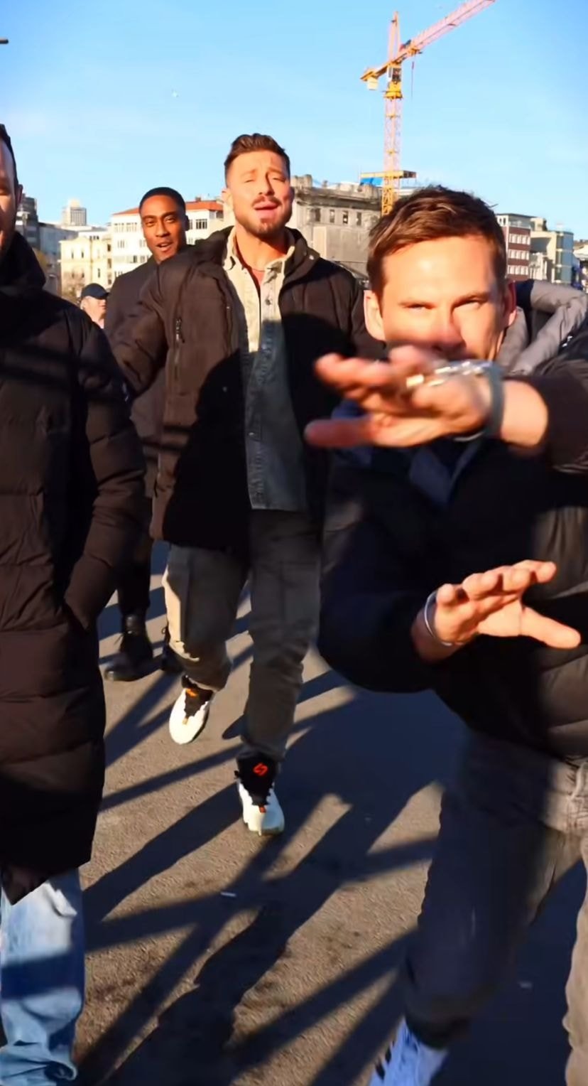 Dünyaca ünlü grup, Galata Köprüsü'nde şarkı söyledi