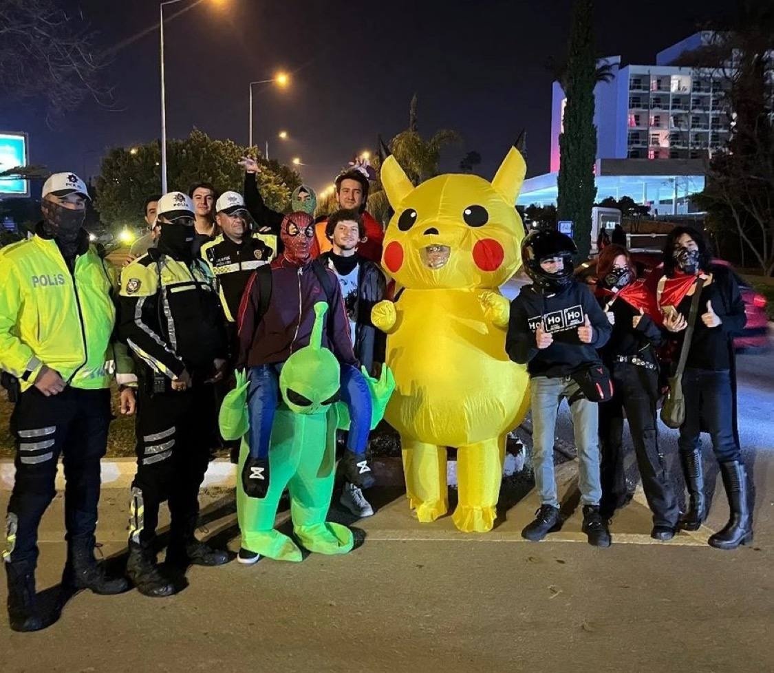 Eylemci Pikachu polisle beraber poz verdi